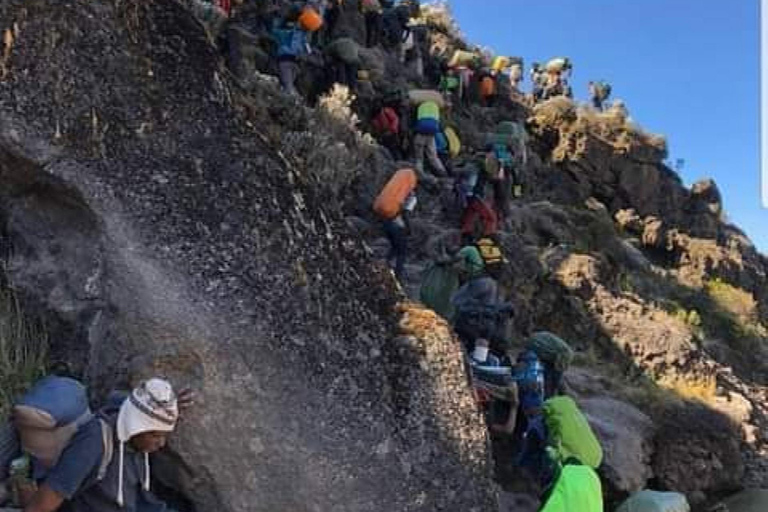 Tanzanie : Circuit privé de 4 jours pour l&#039;ascension du Mont Meru