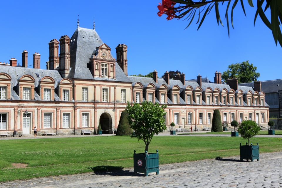 Skip-the-line Château de Fontainebleau from Paris by Car