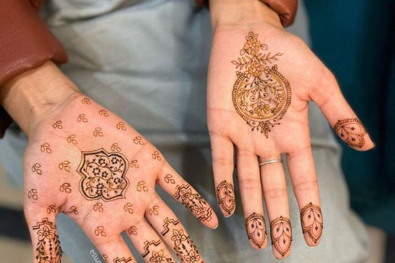 Agra: Experimente o design tradicional indiano de hennaAgra: experiência tradicional de desenho de henna indiana