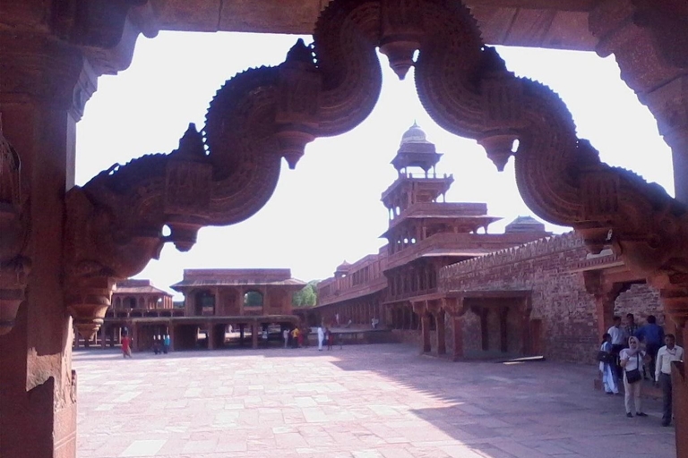 Abhaneri Step Well & Fatehpur Tour met Jaipur naar AgraAbhaneri Step Well & Fatehpur Tour met Jaipur naar Agra drop