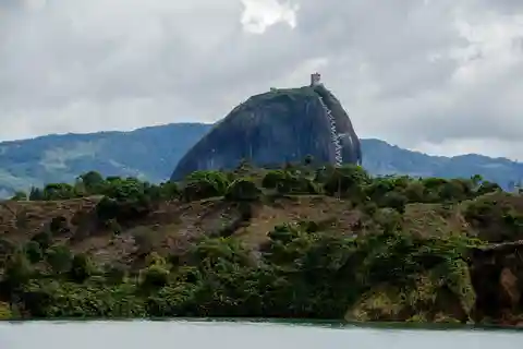Tour particular em Guatape (Helicóptero + passeio de barco + Pedra de Guatape)