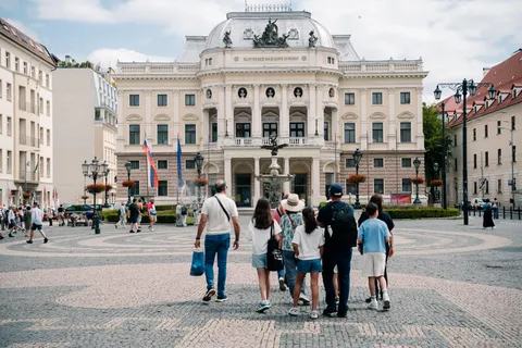 Traslado de Budapest a Viena con tour de la ciudad de Bratislava