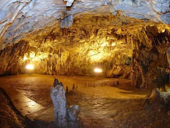 Argostoli: Explore Fiskardo, Myrtos Beach, Melissani Cave