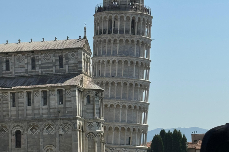 Pisa, det lutande tornet Lutande tornet och Mirakeltorget med en licensierad guideGruppresa