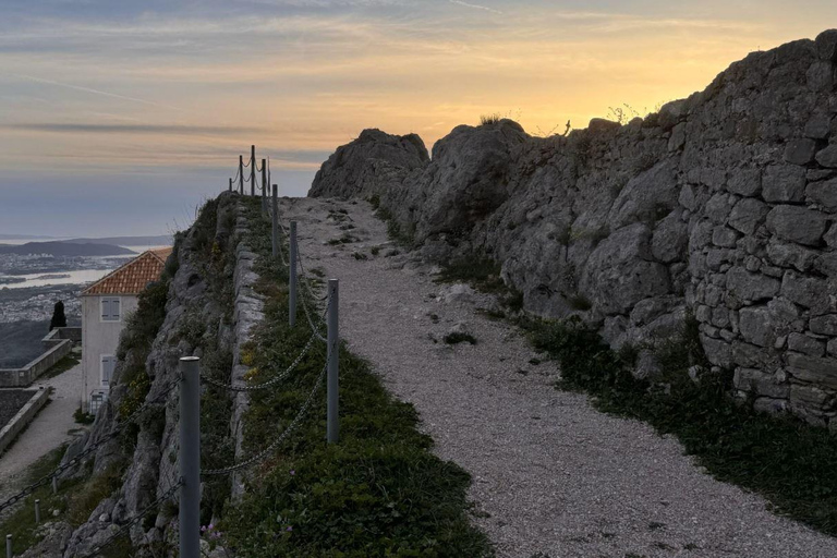 Split: Visita panorámica de la ciudad al atardecer en KlisExcursión nocturna al atardecer en Klis