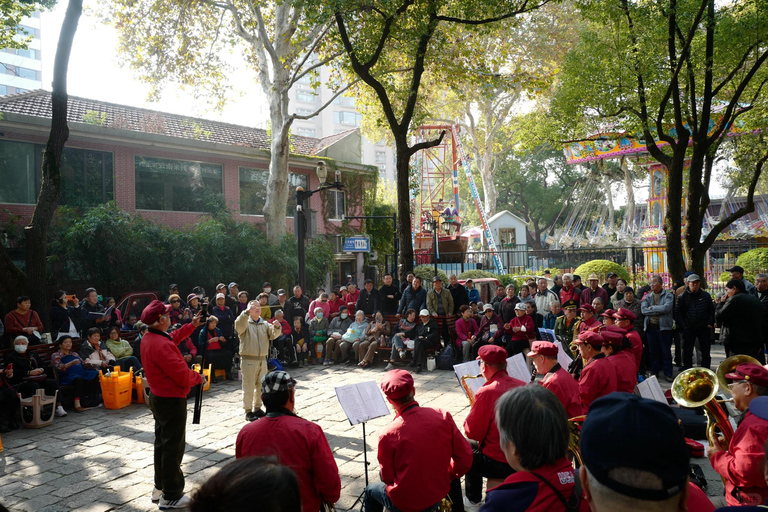 Shanghai: Local Food Market and Park Walking Tour
