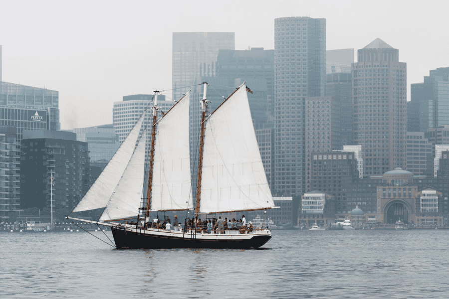 Boston: Sonntags-Gebäck & Prosecco-Segeltörn im Hafen von Boston. Foto: GetYourGuide