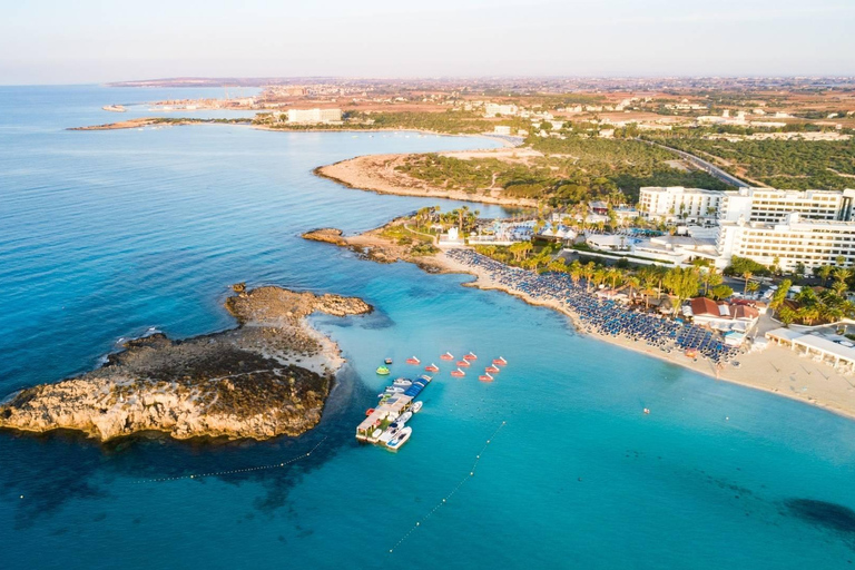 Passeio de barco pela ilha dos golfinhos com almoço e bebidasLado Ilha dos Golfinhos