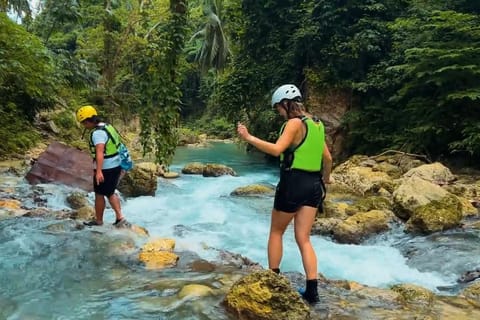 Cebu: Excursão em grupo para as Cataratas de Kawasan Canyoneering com tirolesa