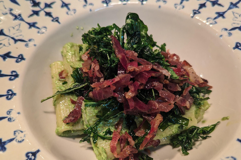 Gemensam middag i en gammal toskansk bondgård