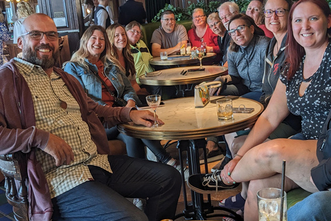 St Andrews: City Highlights Walking Tour with Cocktail Person