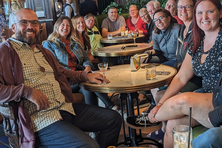 St Andrews: City Highlights Walking Tour with Cocktail Person