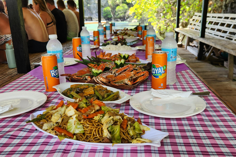 Coron: Super Ultimate Island Hopping Tour with Lunch