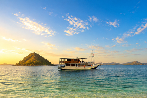 From Labuan Bajo: 3-Day Komodo Islands Liveaboard Tour Steel Liveaboard- Standard Boat- 3D2N Komodo Tour