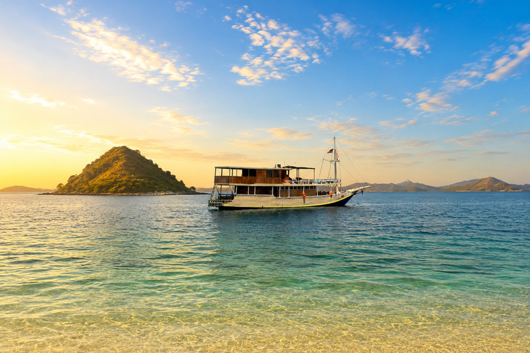 From Labuan Bajo: 3-Day Komodo Islands Liveaboard Tour Steel Liveaboard- Standard Boat- 3D2N Komodo Tour