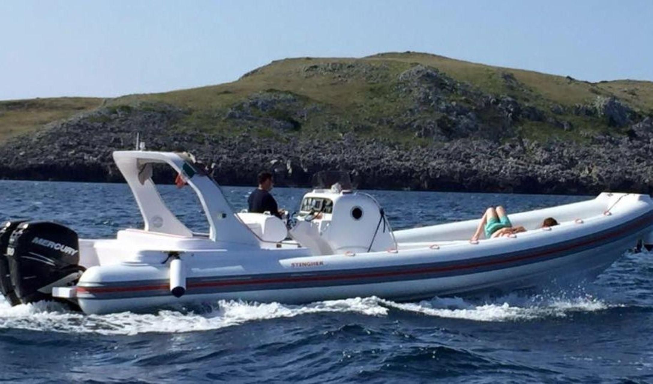 Otranto: Schlauchboot-Tour entlang der Südküste mit Schwimm- und Aperitif-Pausen