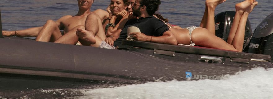 Découvrez la majestueuse Polyaigos lors d'une excursion privée de 4 heures en bateau.