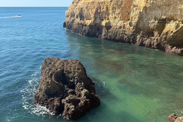 Benagil : Visite guidée en kayak à l&#039;intérieur des grottes et Praia da Marinha.
