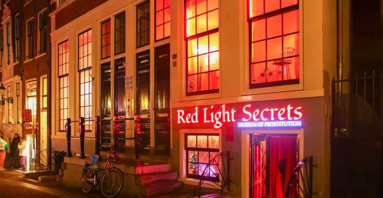 Vista De La Calle Nocturna En Una Zona De Luz Roja Con Bar Y Pubs