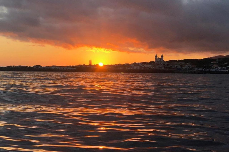 Isla Terceira : Excursión en barco al atardecer con bebida localPuesta de Sol en Barco en la Isla Terceira