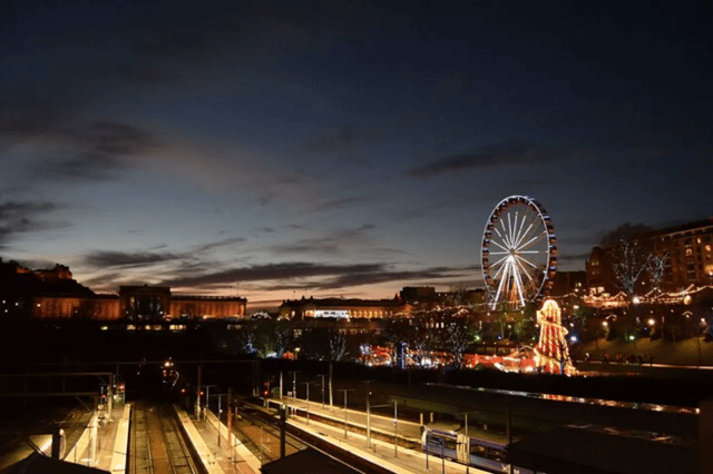 Edinburgh: Christmas Market and City Highlights Walking Tour