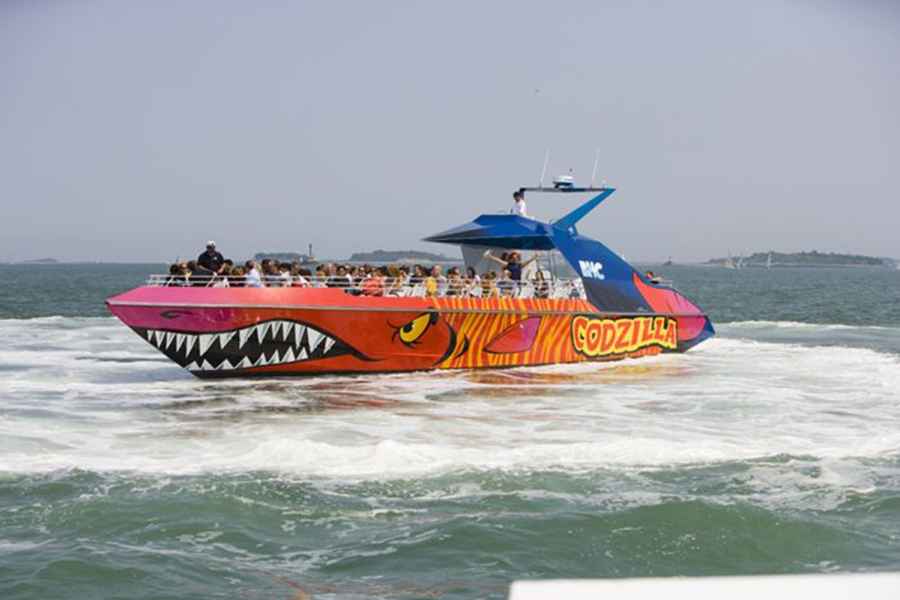 Boston Harbor: Rasante Action-Fahrt im Codzilla-Speedboot. Foto: GetYourGuide