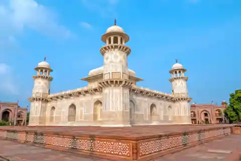 Skip the line Tour of Agra Fort, Baby Taj & Mehtab garden.