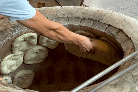 Tour de la ciudad a pie en Ereván con Brandy, 5 Vinos y Pan