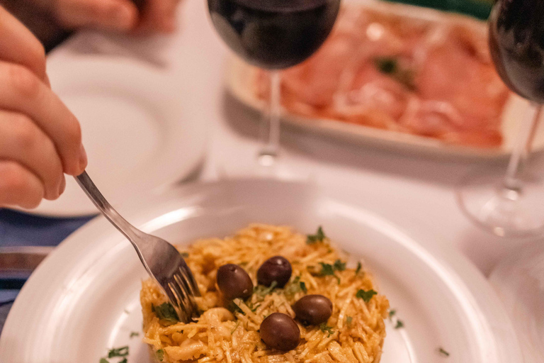 Lisbon: Graça Food & Wine Tour in Traditional Taverns Food & Wine Walking Tour