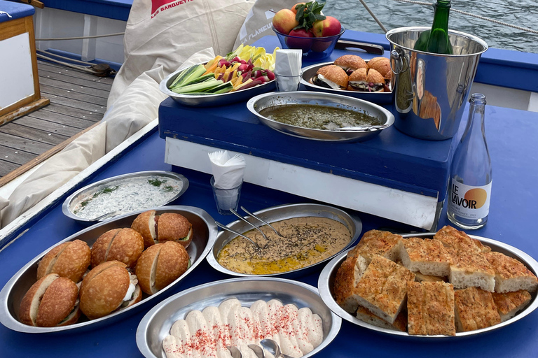 Marseille: Cruise in the calanques, lunch and Provence wines Marseille: Cruise through the calanques, lunch, and Provence wines