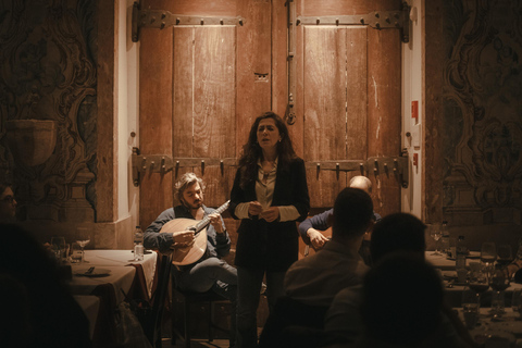 Lisboa: Noche de Fado con Cena en una Casa Típica de Fado