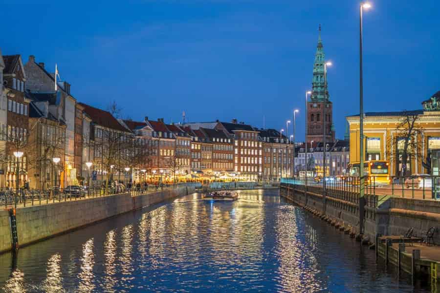 Kopenhagen: Weihnachtliche Kanalrundfahrt mit Snacks und Getränken. Foto: GetYourGuide