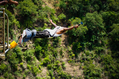 Saut à l&#039;élastique sur le pont des chutes Victoria