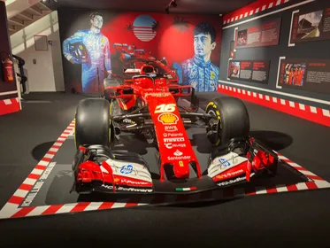 Von Bologna aus: Ferrari-Museen, Fabrik-Tour und F1-Simulator