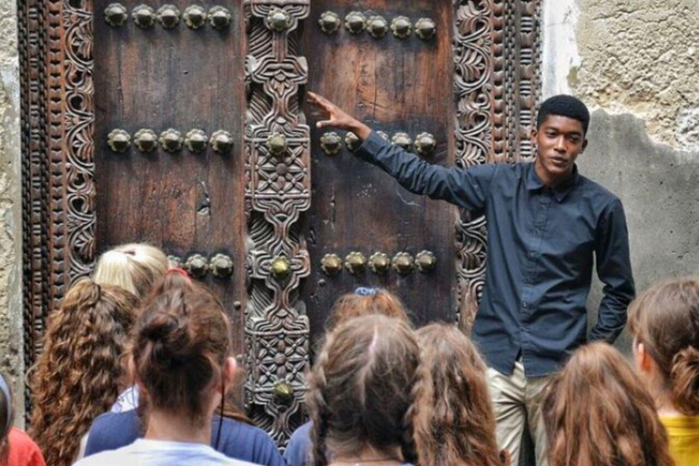 Zanzibar: Kvällspromenad i Stone Town med matmarknadUpphämtning från hotell i Stone Town, 10 USD betalas av gäst för biljett till slavmarknaden