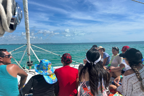 Cancún: Isla Mujeres Catamaran Tour met snorkelen en buffetRondreis vanuit Cancún