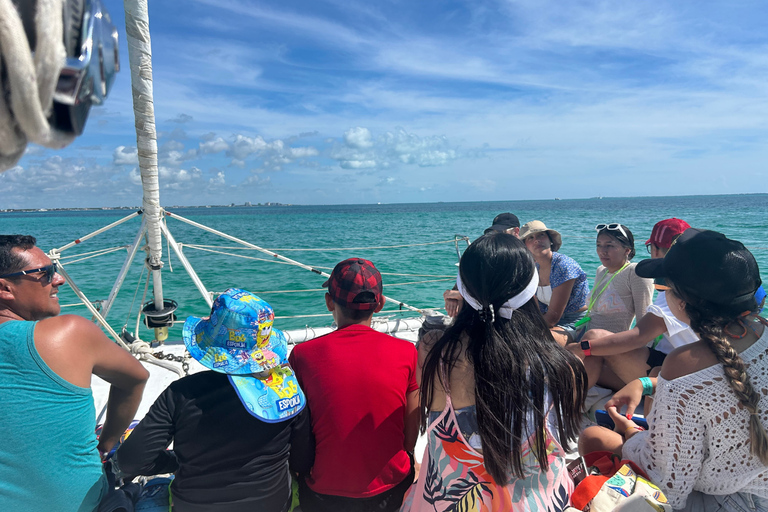 Cancún: Isla Mujeres Catamaran Tour met snorkelen en buffetRondreis vanuit Cancún