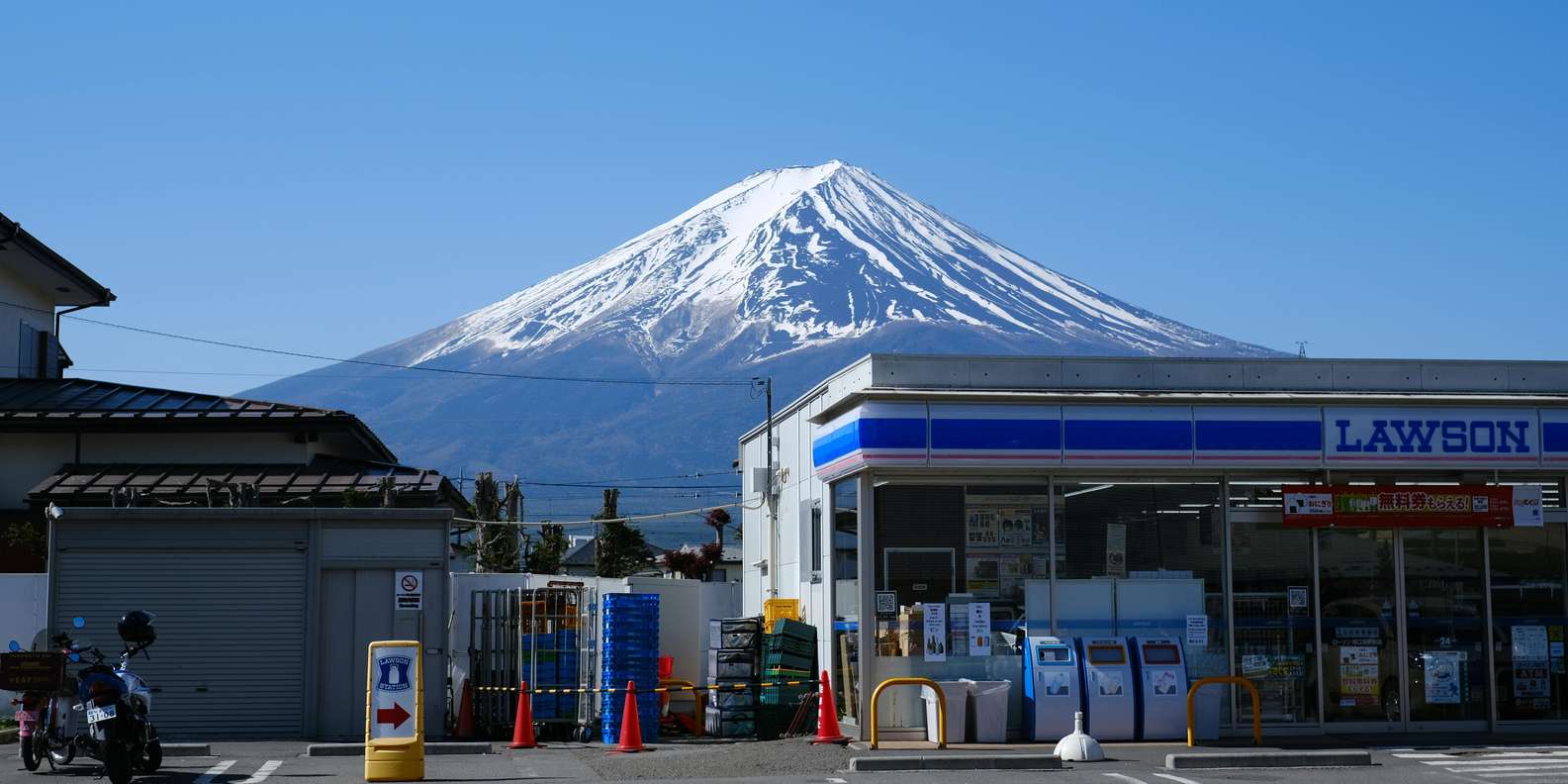 Mount Fuji winter view with crisp snow cap — private chauffeur tour from Tokyo