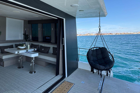 Valencia: giro in barca di lusso con capitano, bevande e bagno privato