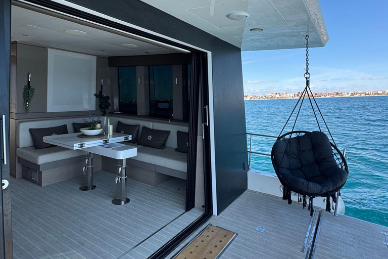 Valencia: giro in barca di lusso con capitano, bevande e bagno privato