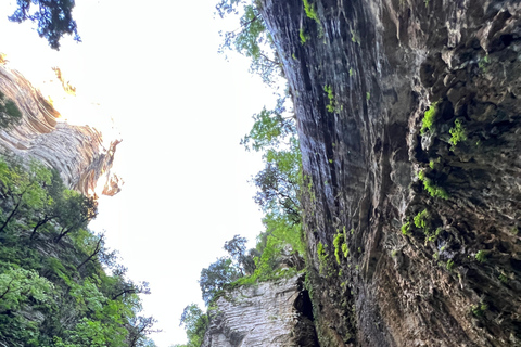 Çorovoda: Osumi Canyon River Tubing Tour mit Picknick Mittagessen