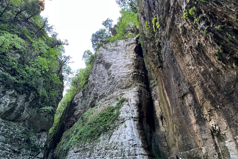 Çorovoda: Passeio de tubulação pelo rio Osumi Canyon com almoço de piquenique