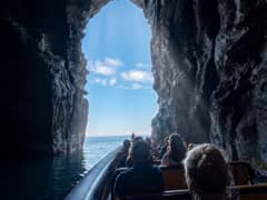 São Miguel: Excursão de Barco a Grutas Marinhas e Falésias Vulcânicas