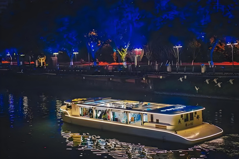 Guangzhou: Private Yacht Cruise with Drinks & Butler