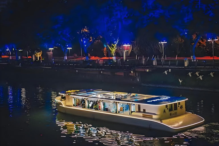 Guangzhou: Private Yacht Cruise with Drinks & Butler