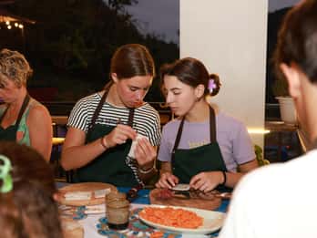 CatBa: Authentic Vietnam Cooking Class and local market tour