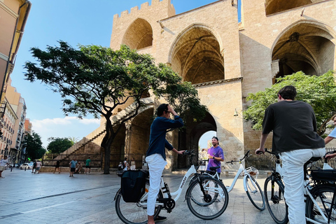 Valencia: Historic Center and City of Arts Guided Bike Tour Small Group in French