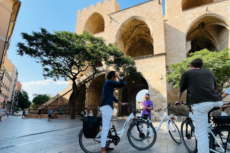 Valencia: Historic Center and City of Arts Guided Bike Tour Small Group in French
