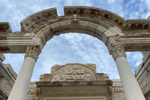 Au départ de Kusadasi : Éphèse, maisons en terrasse et temple d'ArtémisVisite privée à prix spécial pour les groupes de plus de 5 personnes.