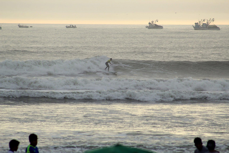 Chiclayo: Surfing Lessons for Beginners and Advanced Surfers Chiclayo: Beginner and Advanced Surfing Lessons